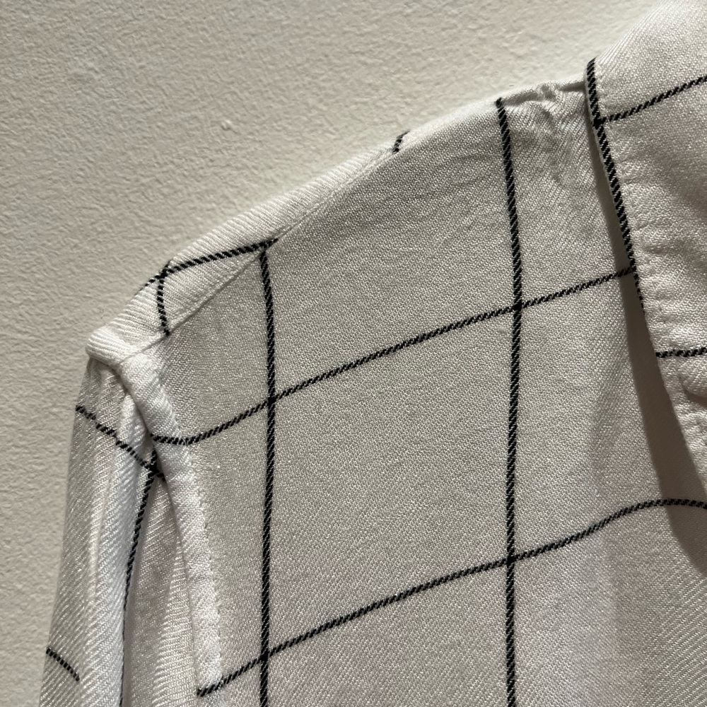 Lightweight white flannel with black windowpane pattern Gap Size L - Picture 3 of 4